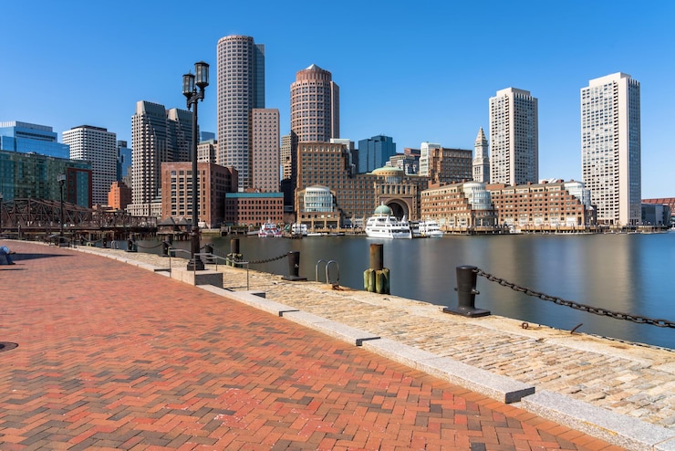 Zdjęcie scena horyzontu bostonu z fan pier w godzinach popołudniowych z gładką wodą rzeki massachusetts