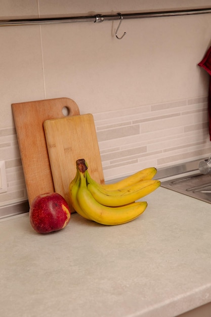 Zdjęcie scena kuchenna z bananami i mieszanymi owocami