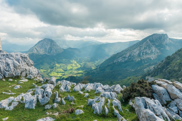 scena lekkiego momentu nad doliną w Parku Naturalnym Urkiola