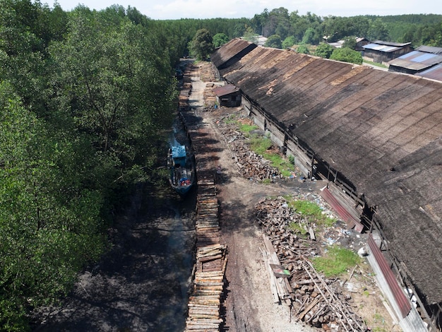 scena lotnicza drewnianej wioski w leśnym krajobrazie namorzynowym