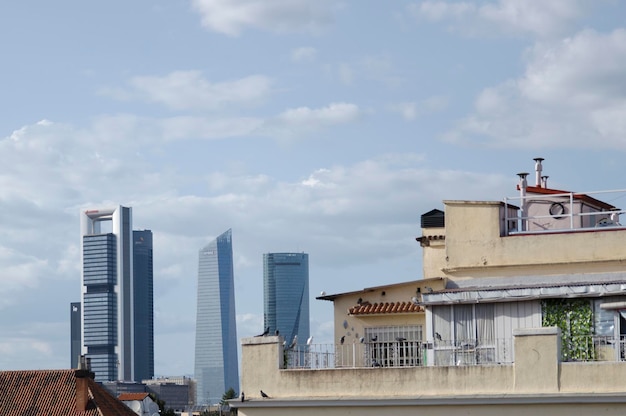 Scena miejska ze starymi budynkami w mieście i drapaczami chmur w Madrycie