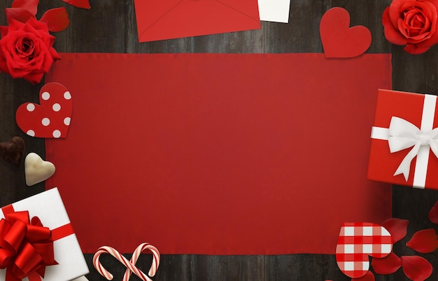 Zdjęcie scena miłosna z wolnym miejscem na tekst obrus na drewnianym stole z płatkami róż prezent różany koperta