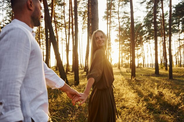 Scena Nie Miejska Szczęśliwa Para Jest Na Zewnątrz W Lesie W Ciągu Dnia