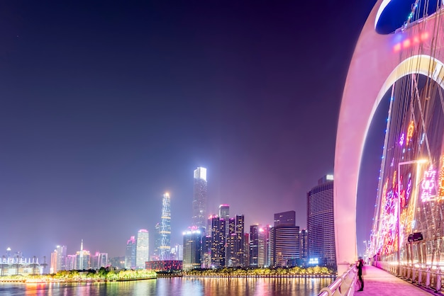 Scena nocy piękne miasta i panoramę krajobrazu w Guangzhou