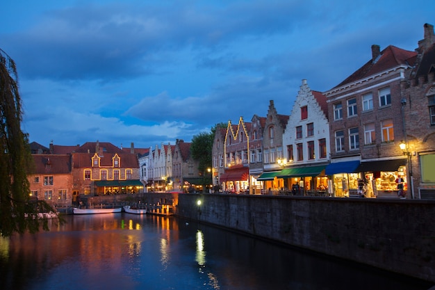 Scena nocy starego miasta z kanałem, Brugge, Belgia