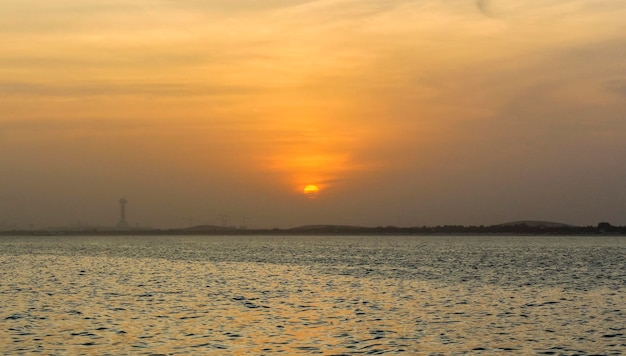 Scena O Zachodzie Słońca Z Corniche W Abu Dhabi