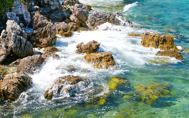 Scena przyrody skała plaża i morze na wyspie koh Larn Pattaya Tajlandia