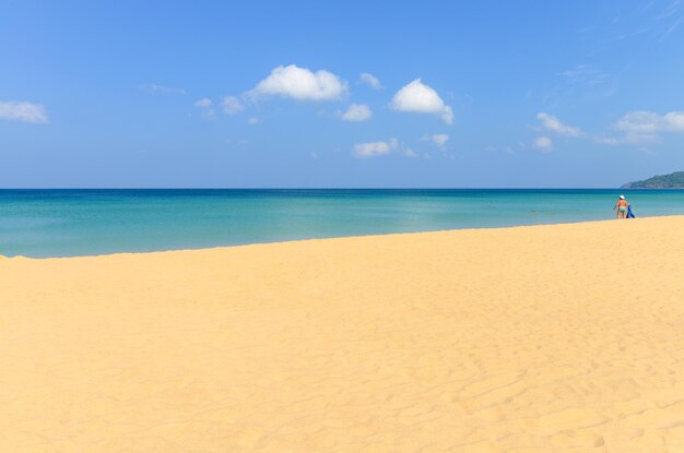 Scena przyrody tropikalna plaża i błękitne niebo na plaży Karon Phuket Tajlandia