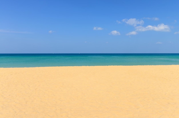 Scena przyrody tropikalna plaża i błękitne niebo na plaży Karon Phuket Tajlandia