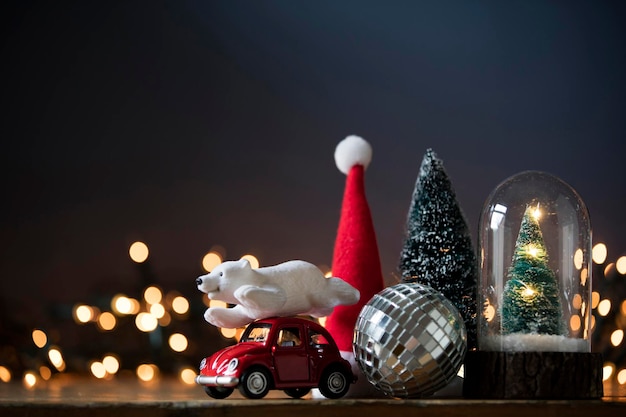 Scena świąteczna z zabawkami i dekoracjami
