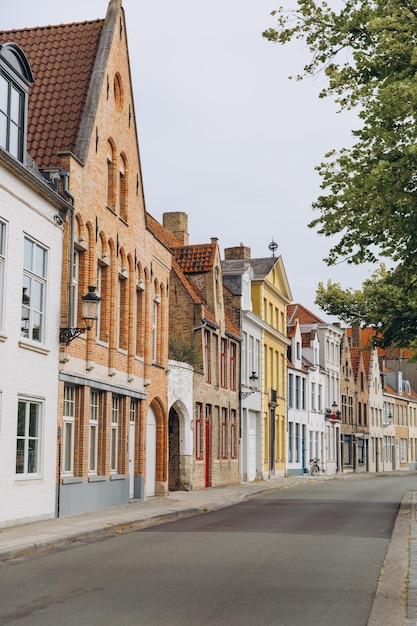 Scena uliczna z kolorowymi średniowiecznymi budynkami w Brugii, Belgia