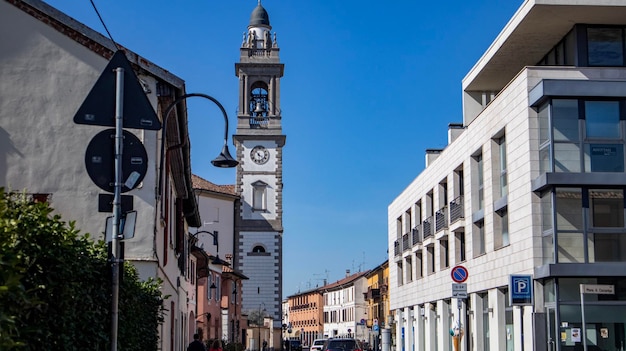Scena uliczna z wieżą zegarową i napisem „la dolce”