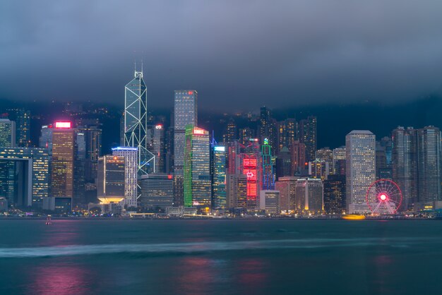 Scena Victoria Harbour W Hongkongu.