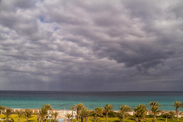 Scena w śródziemnomorskim kurorcie plażowym w Tunezji