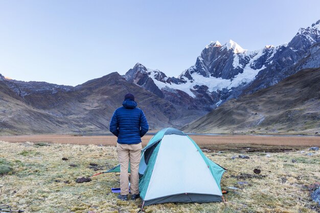 Scena wędrówki w górach Cordillera, Peru