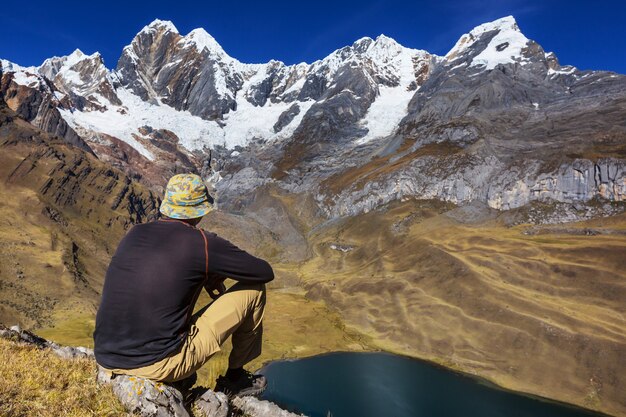 Scena wędrówki w górach Cordillera, Peru