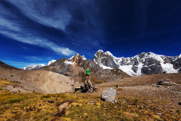 Scena wędrówki w górach Cordillera, Peru
