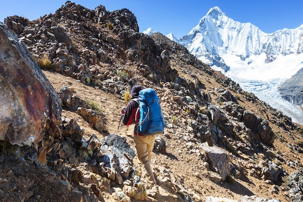 Scena wędrówki w górach Cordillera, Peru