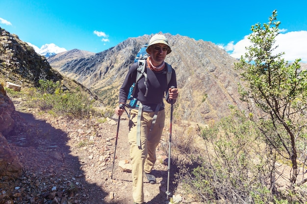 Scena wędrówki w górach Cordillera, Peru