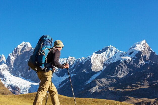 Scena wędrówki w górach Cordillera, Peru