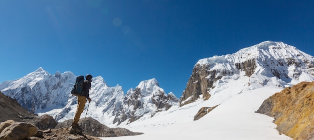 Scena wędrówki w górach Cordillera, Peru