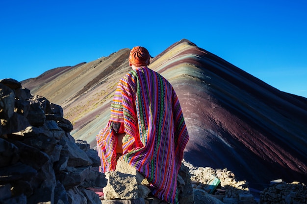 Scena Wędrówki W Vinicunca, Region Cusco, Peru. Montana De Siete Colores, Tęczowa Góra.