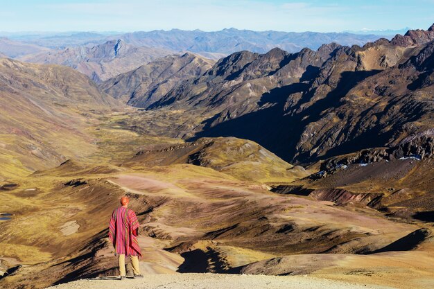 Scena wędrówki w Vinicunca, region Cusco, Peru. Montana de Siete Colores, Tęczowa Góra.