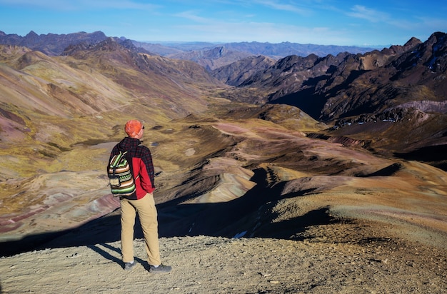 Scena wędrówki w Vinicunca, region Cusco, Peru. Montana de Siete Colores, Tęczowa Góra.