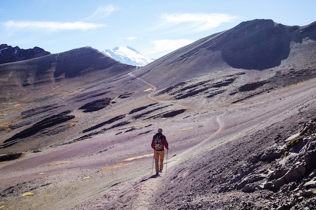 Scena wędrówki w Vinicunca, region Cusco, Peru. Montana de Siete Colores, Tęczowa Góra.