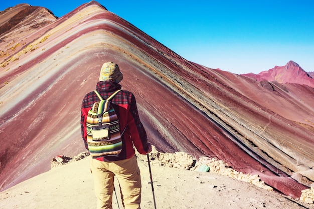 Scena wędrówki w Vinicunca, region Cusco, Peru. Montana de Siete Colores, Tęczowa Góra.