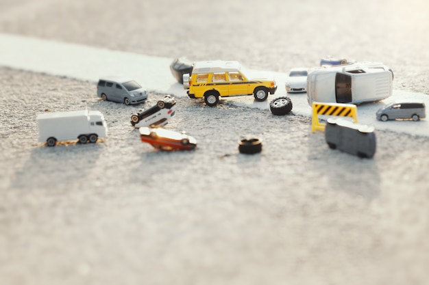 Scena wypadku samochodu (miniatura, model zabawki) na ulicy. Koncepcja ubezpieczenia.