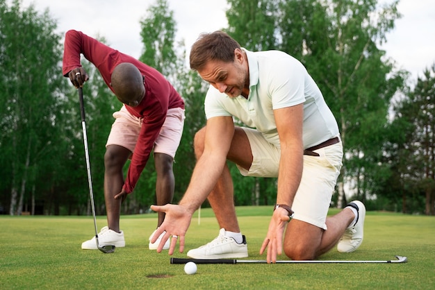 Zdjęcie scena z przyjaciółmi na polu golfowym