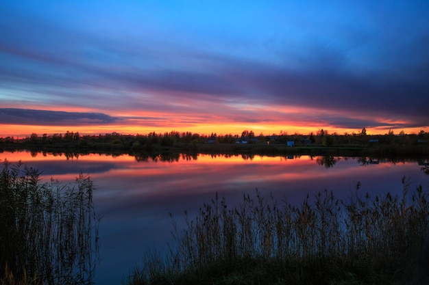 Scena zachodu słońca nad powierzchnią wody jeziora