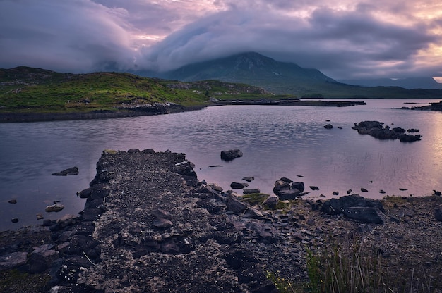 Sceneria krajobrazu wschodu słońca na wyspie dwunastu sosen w Derryclare w parku narodowym Connemara w Irlandii