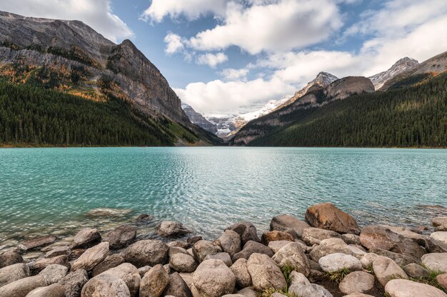 Sceneria Skaliste Góry Z Niebieskim Niebem W Jeziornym Louise Przy Banff Parkiem Narodowym