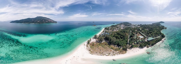 Sceneria wyspy Lipe z rafą koralową i plażą w tropikalnym morzu latem