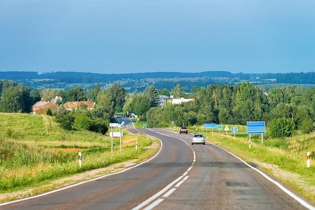 Zdjęcie sceneria z autem na drodze w polsce