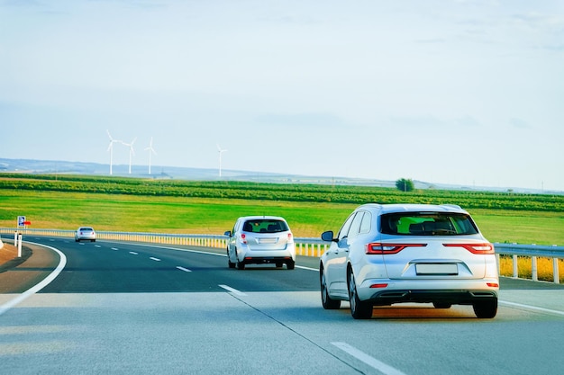 Sceneria z samochodem na autostradzie w Słowenii.