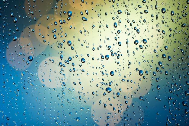 Sceneria za oknem w deszczowy dzień
