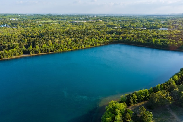 Scenic widok sceny krajobraz wody jeziora między w zielonym lesie latem