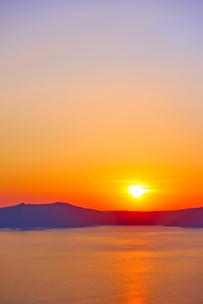 Scenic zachód słońca na Santorini, Grecja. Miejsce na tekst