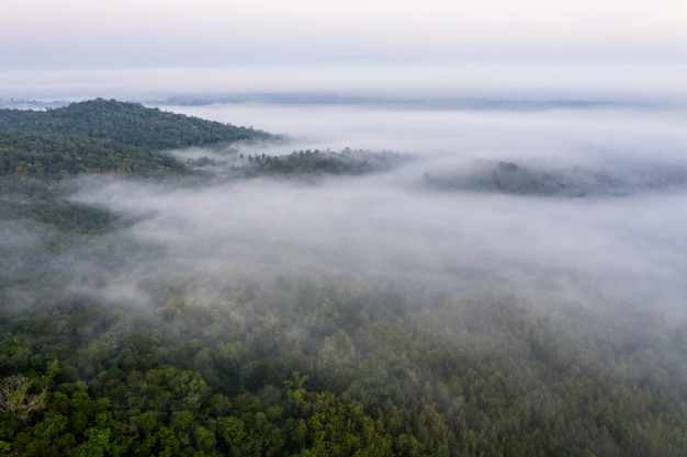 Scenics widok świątynia na górze z dramatycznym niebem