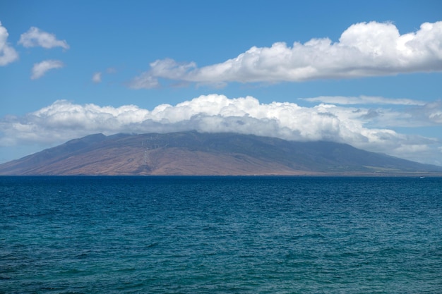 Sceniczna hawajska scena krajobrazowa plaża na wyspie maui hawaje