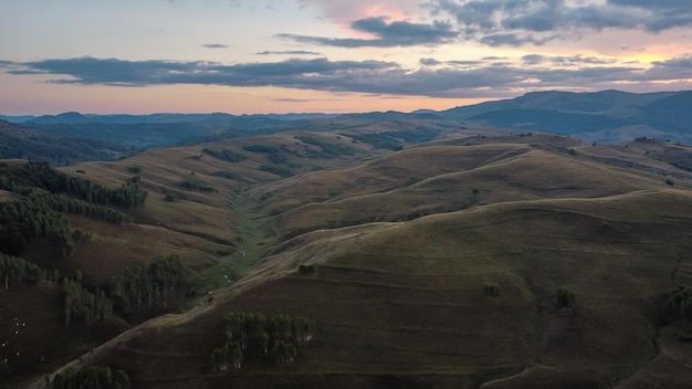 Sceniczna scena przyrody nad pięknymi wzgórzami w Rumunii.