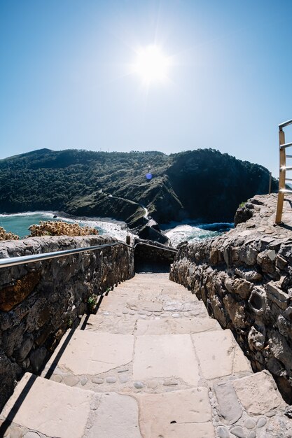 Sceniczny krajobraz San Juan De Gaztelugatxe, Baskijski kraj, Hiszpania.