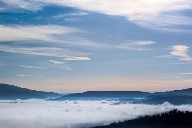 Zdjęcie sceniczny widok chmur na tle nieba podczas zachodu słońca