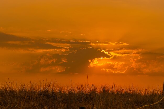 Zdjęcie sceniczny widok dramatycznego nieba podczas zachodu słońca
