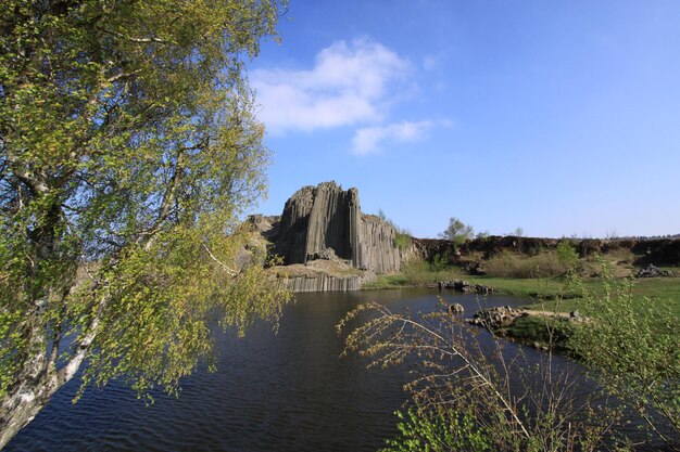 Zdjęcie sceniczny widok formacji skalnej pośród drzew na tle nieba