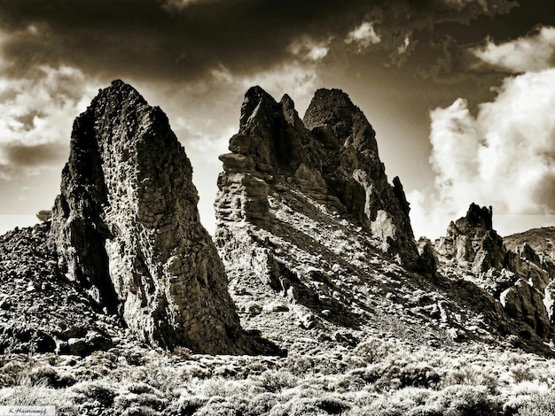 Zdjęcie sceniczny widok formacji skalnych na tle nieba