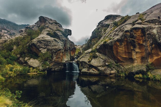 Zdjęcie sceniczny widok formacji skalnych na tle nieba